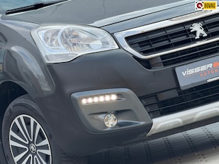 Peugeot Partner 1.2 PureTech 110pk Outdoor | Gris Shark | GripControl/Nav/Camera/Clima