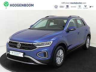 Volkswagen T-Roc 1.5 TSI Life | Parkeerassistent | Stoel- en stuurwielverwarming | CarPlay | Adaptieve cruise control | Climate control | Achteruitrijcamera | Elektrisch inklapbare buitenspiegels |