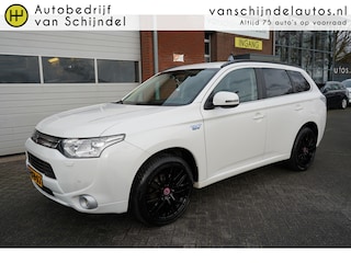 Mitsubishi Outlander 2.0 PHEV EXECUTIVE EDITION ORIGINEEL NEDERLANDS CAMERA AFN.TREKHAAK NAVIGATIE CLIMA CRUISE PDC V+A 19INCH 4X ALL SEASON BANDEN BLUETOOTH ENZ...