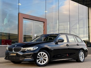 BMW 3-serie Touring 330e | Stoelverwarming | Apple Carplay | Achteruitrijcamera |