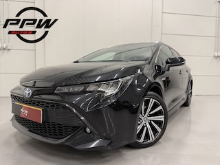 Toyota Corolla Touring Sports 1.8 Hybrid Business Plus LED/TREKHAAK/VIRTUAL/SPORTSTOELEN H.LEER/ACC/CAMERA/CARPLAY/KEYLESS/17"/PRIVACY/STOELVERWARMING/ORIG. NL AUTO/PURE BLACK METALLIC