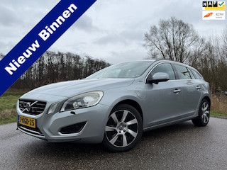Volvo V60 2.4 D6 AWD Plug-In Hybrid Summum Automaat | Schuif-/Kanteldak | Leder | Navi | 17" Velen | Stoelverwarming | PDC | LED |