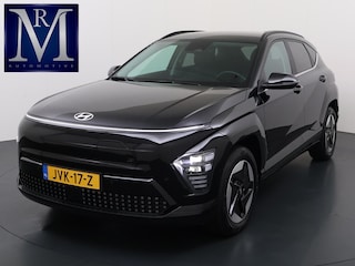 Hyundai Kona Comfort Smart 65.4 kWh | Longrange | 3-Fase Lader | Warmtepomp | Dealeronderhouden | Fabrieksgarantie Hyundai tot 2029 | Elektrische Achterklep | Stoel & Stuurverwarming | Afnembare Trekhaak | Rijklaar Geleverd