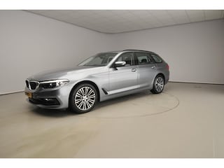 BMW 5-serie Touring 520i Sportline /  Standkachel / Sportstoelen / Park assist / Camera / Alu wielen 18 inch