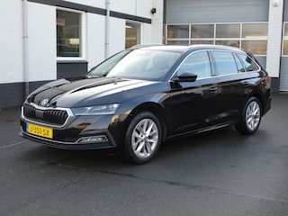 Skoda Octavia Combi 1.5 TSI First Edition Automatische airco, navigatie, carplay, parkeersensoren, licht metalen velgen, cruise controle,  geen import, enz.