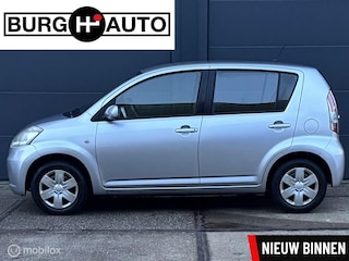 Daihatsu Sirion 2 1.3-16V Comfort 5 deurs - AIRCO - EL. RAMEN + SPIEGELS - CPV - STUURBEKRACHTIGING - 2E EIGENAAR - NAP - NL AUTO - APK T/M 16-01-2027 -