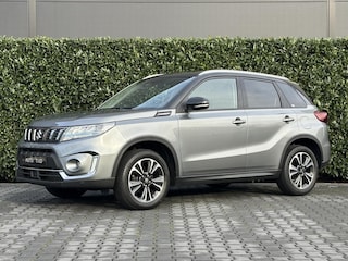 Suzuki Vitara 1.4 Boosterjet Style Smart Hybrid, NIEUW MODEL, PANORAMADAK, LEDER/ALCANTARA, NAVI, ADAPT-CRUISE, CAMERA, DODEHOEK, KEYLESS, CLIMATE CONTROL, STOELVERWARMING, PDC, DAB, LED, TREKHAAK, LICHTMETAAL 17"