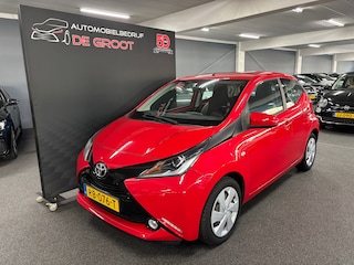 Toyota Aygo 1.0 VVT-i x-play met Achteruitrijcamera en Airconditioning