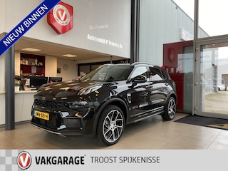 Lynk & Co 01 1.5/BLACK PACK/Panoramadak/360° Camera/Keyless/Lane assist/Adaptive cruise control/Navigatie/Apple carplay/Climate control/Stoelverwarming/Dodehoek detectie/Elektrisch sluitende achterklep/Elektrisch verstelbare stoel met geheugen/Multifunctioneel stuur