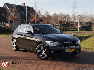 BMW 118i Business+ | Panoramadak | Cruise Control | Parkeersensoren | Sportstoelen |