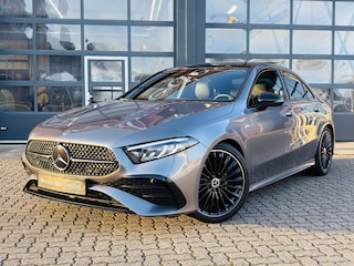 Mercedes-Benz A 180 Limousine AMG Line | Achteruitrijcamera | Dodehoekassistent | Spoorassistent | Panoramadak | Stoelverwarming | Spiegelpakket | Nightpakket