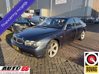 BMW 745i Executive auto loop op 5 cilinders.