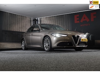 Alfa Romeo Giulia 2.0T Sport / AUT / Open Panoramadak / Navi / Camera / Ecc / Cruise Control / Lane Assist / Leder / 17 Inch