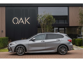 BMW 118i Aut. | M-Sport | Live Cockpit | Schaalstoelen | Panorama | H&K | Camera | 19"LM | Frozen Pure Grey