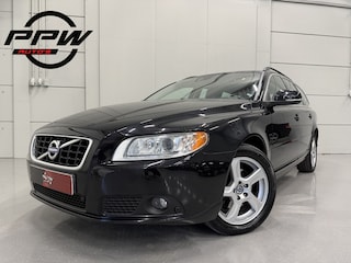 Volvo V70 T4 Nordic+ aut. TREKHAAK/ZWART LEER/XENON/NAVI/ECC/CRUISE/STOELVERWARMING/DAKRAILS/PARKEERSENSOREN/VOLLEDIGE VOLVO DEALER OH HISTORIE, RECENT GROTE OH BEURT GEHAD, DIST. RIEM IS VERVANGEN