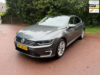 Volkswagen Passat 1.4 TSI GTE Connected Series Plus / Navi / Pano / Xenon /