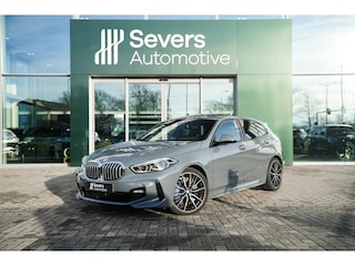 BMW 118i High Executive Edition | Model M Sport | Panoramadak | Harman Kardon surround sound system | Lederen bekleding | 19 inch lichtmetalen M wielen Dubbelspaak Bicolor |