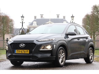 Hyundai Kona 1.0T ESSENSE | PLUS PACK | NL-AUTO! | CAMERA | ALL SEASON | NAVI | CLIMA | CRUISE | PARKEERSENSOREN | APPLE CARPLAY & ANDROID AUTO | VOLLEDIG ONDERHOUDEN!