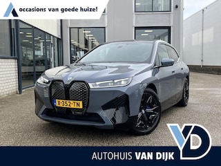 BMW iX xDrive50 Business Edition Plus 112 kWh | Nieuwprijs €128.798,-!!/NL Auto/1e Eig./Luchtvering/Navi/Pano.Dak/Leder/Elektr.Wegklapbare Trekhaak/Apple Car-Play-Android Auto