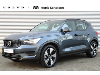 Volvo XC40 1.5 T4 Recharge Plug-in Hybrid R-Design | Henk Scholten onderhouden | Elektrisch Verstelbare Voorstoelen Met Geheugen | Parkeersensoren Voor- en Achter | Achteruitrijcamera | Stoelverwarming | Stuurverwarming | Adaptieve Cruise Control | Pilot Assist | Volvo On Call | Parkeerverwarming Met Timerfunctie | 19 Inch Lichtmetalen Velgen | Navigatie | Bluetooth | High Performance Audiosysteem | Apple Carplay | Android Auto | Nappa Leer/Nubuck Bekleding