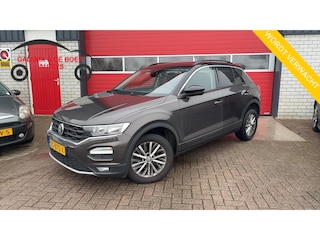 Volkswagen T-Roc 1.5 TSI Style TREKHAAK / CARPLAY / NAVI / AIRCO / PDC / BLUETOOTH / CRUISE / NL-AUTO
