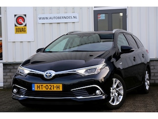 Toyota Auris Touring Sports 1.8 Hybrid Lease pro*NL-Auto*Perfect dealer Onderh.*Pano/Afneemb.Trekhaak/Half Leder/Stoelverw./Camera/Rijstrooksens./Parkeersens.V+A/16 inch LM*