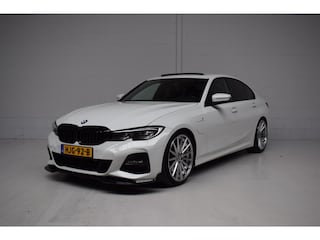 BMW 330e M-SPORT / SOH 93% / UNIEK / CARPLAY / SCHUIFDAK / DEALER-ONDERHOUDEN / 20INCH / SFEERVERLICHTING