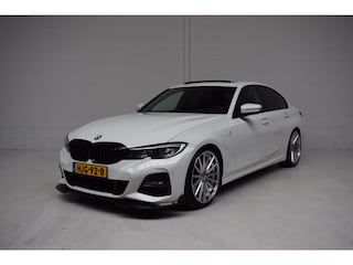 BMW 330e M-SPORT / SOH 93% / UNIEK / CARPLAY / SCHUIFDAK / DEALER-ONDERHOUDEN / 20INCH / SFEERVERLICHTING