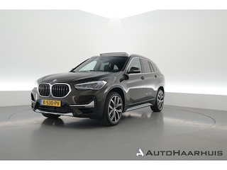 BMW X1 sDrive20i High Executive | S/K-dak | trekgewicht 1800KG | Afn. Trekhaak | Leder | Camera | Nav+Carplay | HUD | Cruise | Elek. Klep | 19''