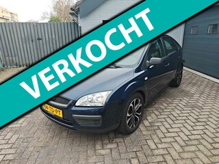 Ford Focus 1.6-16V Champion,Airco,Cruise control,Trekhaak,lichtmetalen velgen,All seasons banden