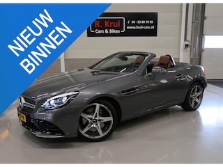 Mercedes-Benz SLC 200 AMG Leer Nekverwarming Panoramadak Navigatie Camera Ambiente verlichting 18 inch 1e Eigenaar Dealer onderhouden Seleniet grijs Automaat Flippers Boekjes aanwezig Zeer nette staat