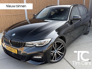 BMW 3-serie Touring 320e M sport Automaat | Zwart optiek | LED laserlichten | Leren bekleding | Stoelverwarming | DAB ontvanger | HiFi installatie | Navigatiesysteem | Cruise control adaptief | Climate control | Parkeersensoren voor en achter