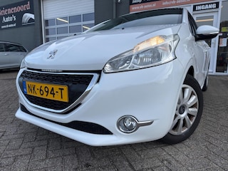 Peugeot 208 1.2 VTi Allure met parkeersensoren en bluetooth telefoon en cruise controle