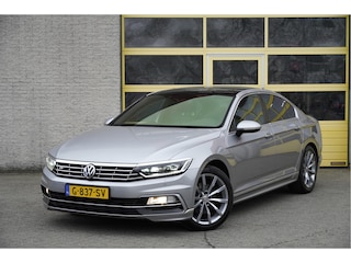 Volkswagen Passat 1.5 TSI 150PK! Automaat 2X R-Line BJ2019 Lmv 18" | Led | Pdc | Navi | Panoramadak | App-Connect | Virtual cockpit | Climate control | Cruise control | Lederen bekleding | Sportstoelen | R-Line stuurwiel | Verwarmde voorstoelen | Zwarte hemel