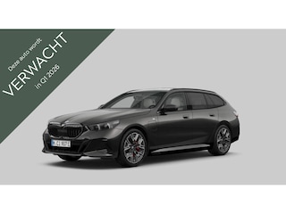 BMW 5-serie Touring 550e xDrive | M Sportpakket Pro | Driving Assistant Professional | Panoramadak | Innovation Pack | Trekhaak | Bowers & Wilkins Surround Sound System | Parking Assistant Professional | Stoelventilatie | Alcantara Hemelbekleding |