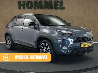 Toyota Yaris Cross 1.5 Hybrid 130 GR Sport - NIEUW EN DIRECT UIT VOORRAAD LEVERBAAR - PANORAMADAK - PARKEERSENSOREN VOOR EN ACHTER - HEAD-UP DISPLAY - JBL GELUIDSINSTALLATIE - 360 GRADEN CAMERA - ELEKTRISCHE ACHTERKLEP - VOORRUIT, STOEL EN STUUR VERWARMING - DODEHOEK DETECTIE