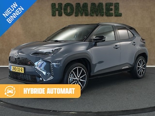 Toyota Yaris Cross 1.5 Hybrid 130 GR Sport - NIEUW EN DIRECT UIT VOORRAAD LEVERBAAR - PANORAMADAK - PARKEERSENSOREN VOOR EN ACHTER - HEAD-UP DISPLAY - JBL GELUIDSINSTALLATIE - 360 GRADEN CAMERA - ELEKTRISCHE ACHTERKLEP - VOORRUIT, STOEL EN STUUR VERWARMING - DODEHOEK DETECTIE