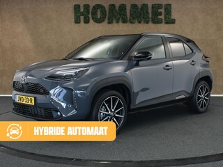 Toyota Yaris Cross 1.5 Hybrid 130 GR Sport - NIEUW EN DIRECT UIT VOORRAAD LEVERBAAR - PANORAMADAK - PARKEERSENSOREN VOOR EN ACHTER - HEAD-UP DISPLAY - JBL GELUIDSINSTALLATIE - 360 GRADEN CAMERA - ELEKTRISCHE ACHTERKLEP - VOORRUIT, STOEL EN STUUR VERWARMING - DODEHOEK DETECTIE