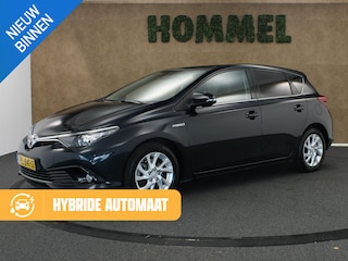 Toyota Auris 1.8 Hybrid Dynamic - ORIGINEEL NEDERLANDSE AUTO - 13 POLIGE VASTE TREKHAAK - TREKGEWICHT 385 KG - NAVIGATIE - VOLLEDIGE ONDERHOUDSHISTORIE AANWEZIG - CONTINENTAL 4 SEIZOENENBANDEN - LICHT/ REGENSENSOR - DAB AUDIO - AUTO VERKEERT IN EEN FRAAIE STAAT