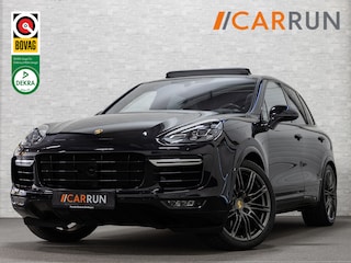 Porsche Cayenne 4.8 V8 Turbo 520pk | Dealer oh | ACC | PASM Luchtvering |Sport Chrono | Pano | Bose | Alcantara Hemel | 2 x Memory | Camera | 21"| Stoelverwarming + Bankverwarming | Leder Pack | TH 3500 kg | Rijklaar Incl service