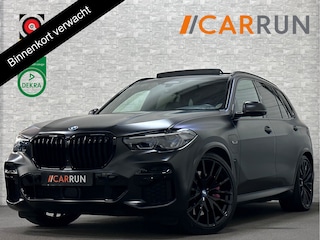 BMW X5 45e | M Sportseats | Frozen Black | Carbon | 360 Camera | Skylounce | ACC | Stoel Massage & Ventilatie | Indiv. Leder | Laser-LED | Softclose | Achterasbesturing | Glasapplicatie | Stuur en achterbank verwarming | TH | 4-Zone | Isolatieglas | 22" | Bovag garantie.