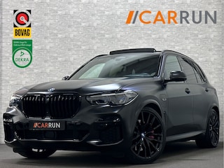 BMW X5 45e | M Sportseats | Frozen Black | Carbon | 360 Camera | Skylounce | ACC | Stoel Massage & Ventilatie | Indiv. Leder | Laser-LED | Softclose | Achterasbesturing | Glasapplicatie | Stuur en achterbank verwarming | TH | 4-Zone | Isolatieglas | 22" | Bovag garantie.
