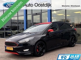 Ford Focus Wagon 1.5 Black Edition 150PK NIEUWE DISTRIBUTIERIEM!! Trekhaak Cruise Navi Parkeersensoren Privacy Glass Rode Remklauwen *Dealer Onderhouden*
