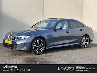 BMW 330e M Sport / RIJKLAAR / Fabrieksgarantie tot 11-2027 / EAER 99 km / Harman Kardon / Elektrische Trekhaak / Schuifdak / Akoestisch glas / Adaptieve Cruise / Leder Vernasca / Dealer onderhouden / Apple carplay/Android auto /