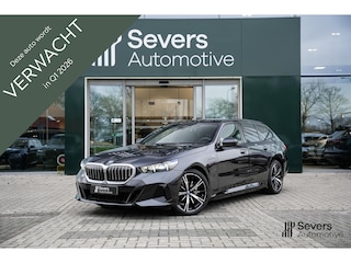 BMW 5-serie Touring 530e xDrive | M Sportpakket | Trekhaak | Driving Assistant Plus |  Harman Kardon sound | Adaptieve LED koplampen | Adaptieve Cruise Controle | 20" Lichtmetaal styling 938 M Bicolor Jetblack |
