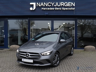 Mercedes-Benz B-klasse 180 Business Solution | Trekhaak | Camera | Parkeerhulp Voor + Achter | Navi | Privacy Glas | Automaat |