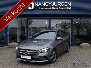 Mercedes-Benz B-klasse 180 Business Solution | Trekhaak | Camera | Parkeerhulp Voor + Achter | Navi | Privacy Glas | Automaat |