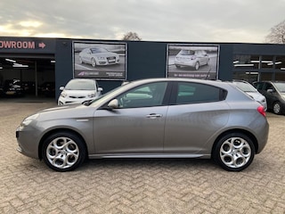 Alfa Romeo Giulietta 1.4 T Sprint 5-deurs Automaat - Airco ecc - Cruise - Navi - Bluetooth/handsfree - Led-dagrijverlichting - Pdc