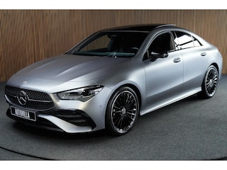 Mercedes-Benz CLA 180 AMG Line HUD Panodak Navi Leer Camera Memory Stoelverwarming Stuurverwarming PTS Ambient LM velgen
