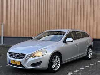 Volvo V60 1.6 DRIVe Kinetic | Handel / Export | Cruise Control | Trekhaak | Parkeersensoren Achter | Navigatie | Bluetooth | Airconditioning |
